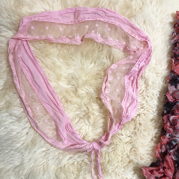 ❗️SOLD❗️🎉{x2Host pick}•Floral Pink Scarf• - Picture 2 of 7